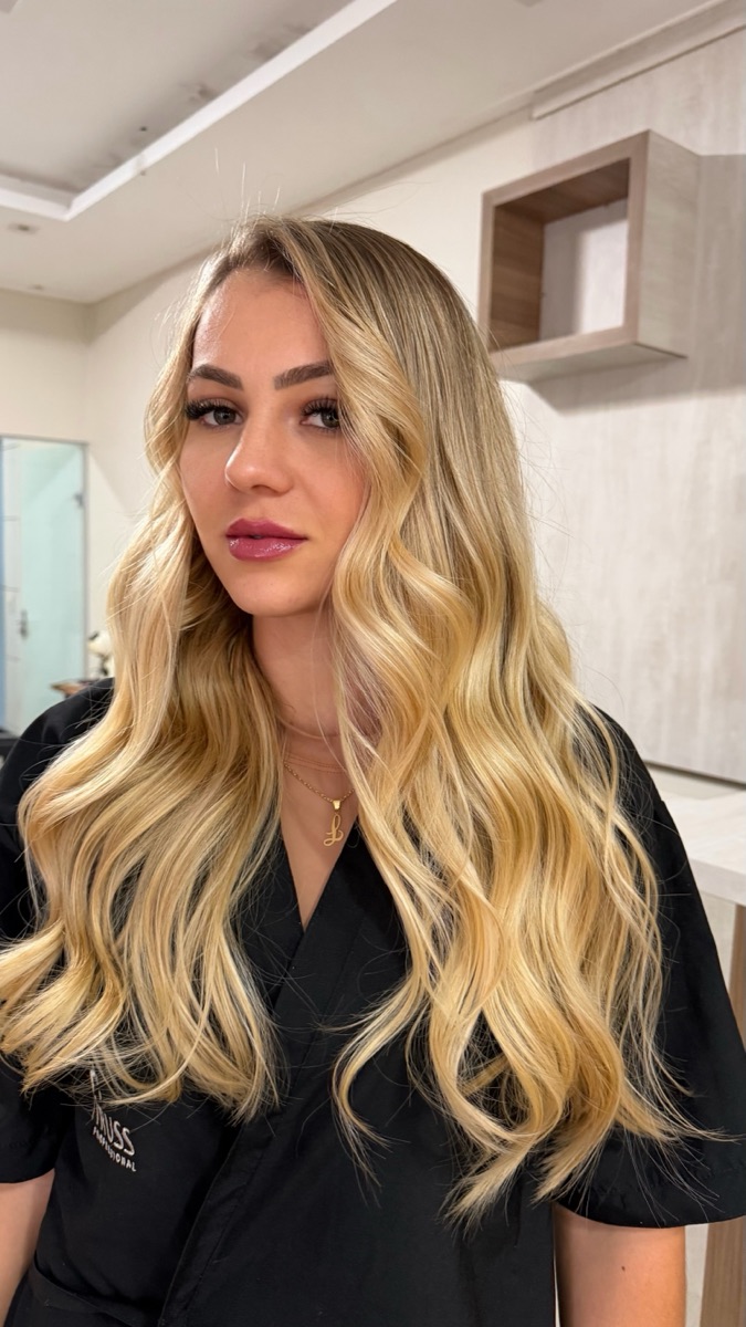 Morena iluminada com mechas
