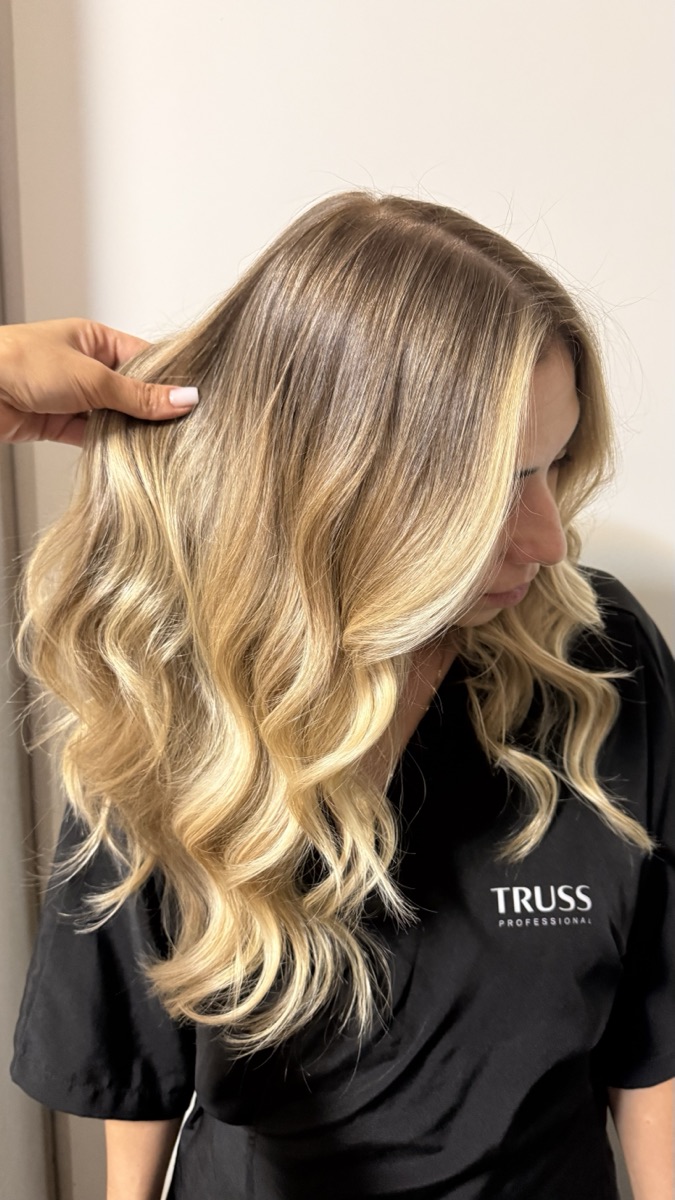 Loiro bege com ondas
